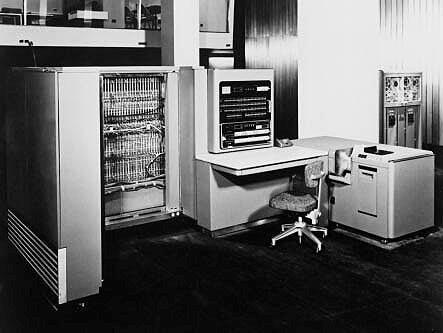 HISTÓRICO 1951/54 FIM DA ERA DAS VÁLVULAS 1953 IBM 701 19 unidade vendidas 1954 IBM 650 1o computador fabricado em série Previsão inicial de 50 unidades (mais do que a quantidade total de