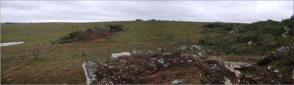 Figura 05: Fotografias mostrando as colinas associadas com morrotes. Fonte: Trabalho de campo, 2008 e 2009.