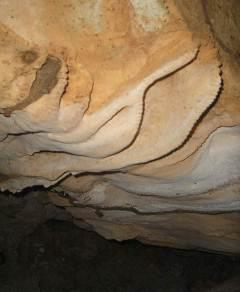 Não foi visto nenhuma fratura externa e interna que pudessem ser correlacionadas com a formação da caverna.