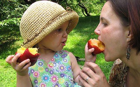 Sendo assim, muitos hábitos e comportamentos (inclusive alimentares) dos pais, podem ser imitados pelos filhos. Dê bons exemplos!