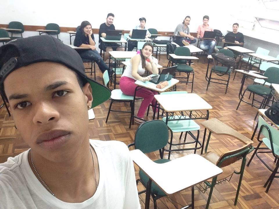 dúvidas dos estudantes do ensino médio bem como a disponibilização do "Guia de sobrevivência no Ensino Médio" O projeto de extensão Pórtico foi uma das atividades mais importantes e gratificantes que