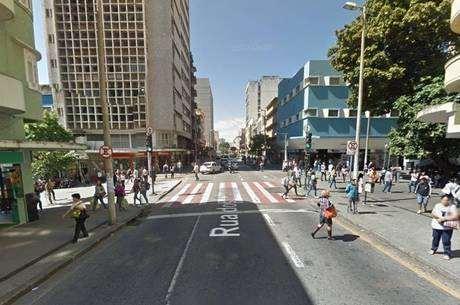 ( ) Atualmente, no Brasil só há ruas asfaltadas. ( ) Há trezentos anos, a maioria das ruas era de terra e em dias de sol havia poeira demais. 05.