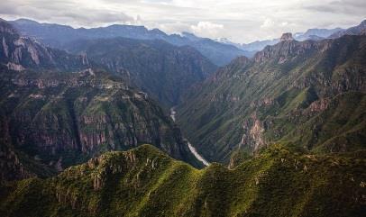 c) Quais são os oceanos que banham a América a oeste e a leste?