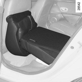 O assento e o encosto podem ser rebatidos para permitir o transporte de objetos volumosos. Para rebater o assento Rebata o assento A contra os bancos dianteiros.