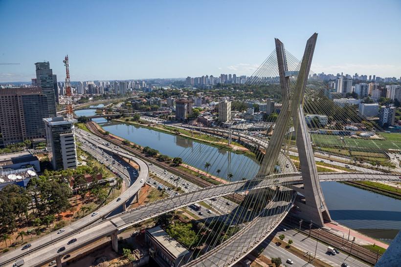 Por que a Cidade DE São Paulo? Bela, rica, intelectual, democrática, viva, esportiva, cultural, sentimental, romântica, moderna, séria, extrovertida, profissional...afinal, o que define São Paulo?