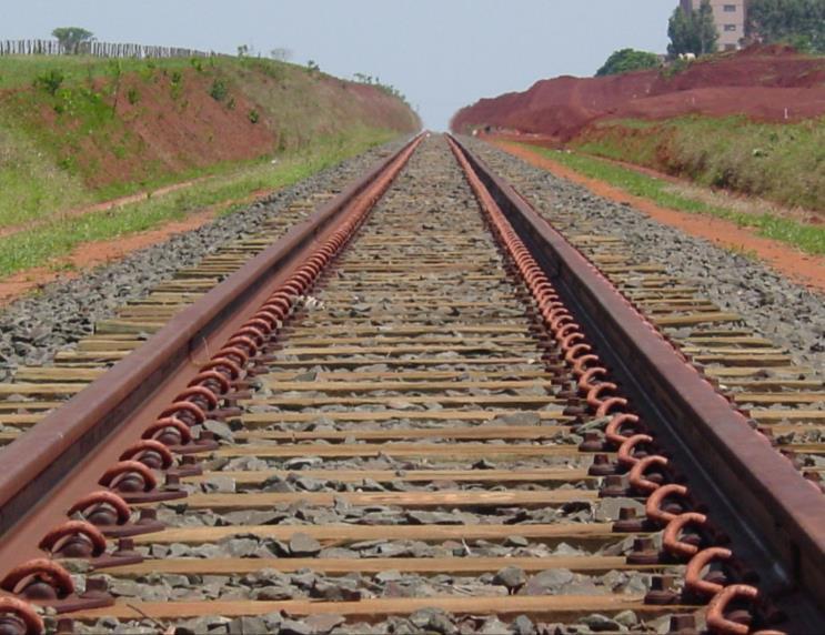 Processo de soldagem on-track 1. Retirada da fixação (ponteamento antes da faixa) 2. Corte dos trilhos 3. Esmerilhamento da alma 4.