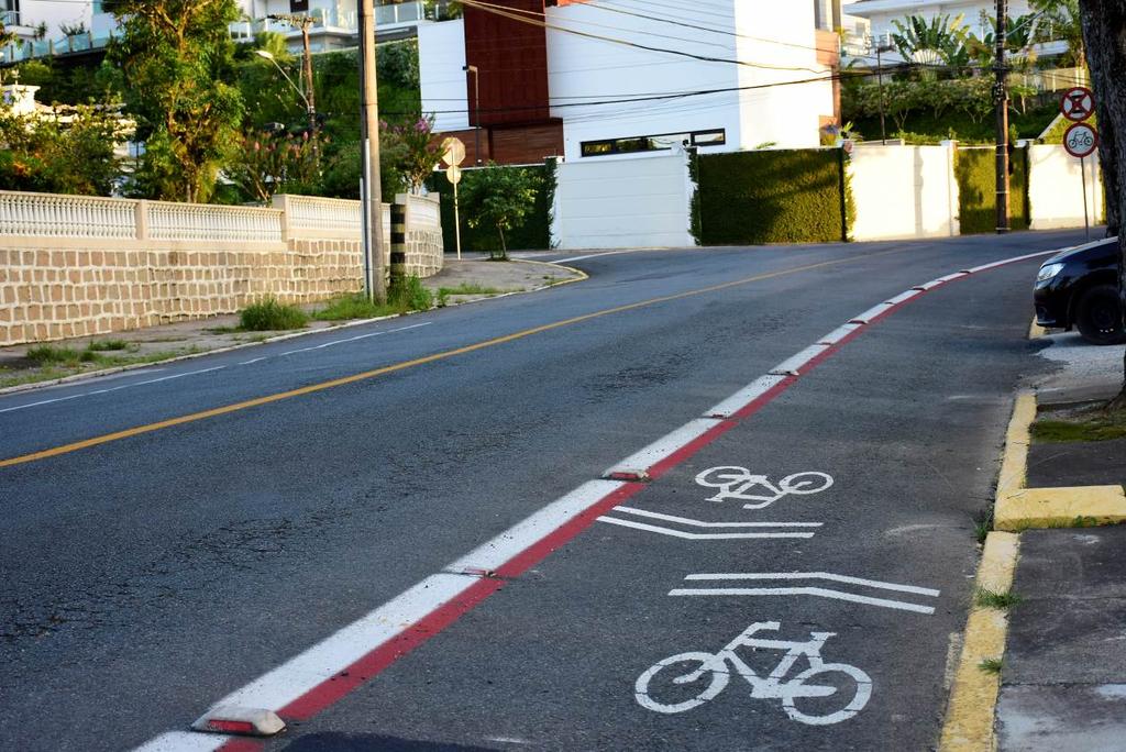 Figura 13: Exemplo de ciclovia bem sinalizada com demarcações e placas. REFERÊNCIAS: http://www1.folha.uol.com.br/cotidiano/2017/05/1886506-joinville-sc-quer-que-bike-voltea-ser-meio-de-transporte-popular.