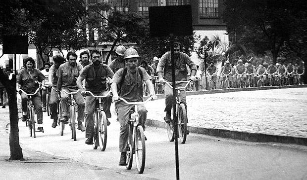 região, em 1954, influenciou diretamente na forma de locomoção. Na época, cerca de 17% da população de Joinville trabalhava na empresa. Figura 2: Saída dos funcionários ciclistas da fundição Tupy.