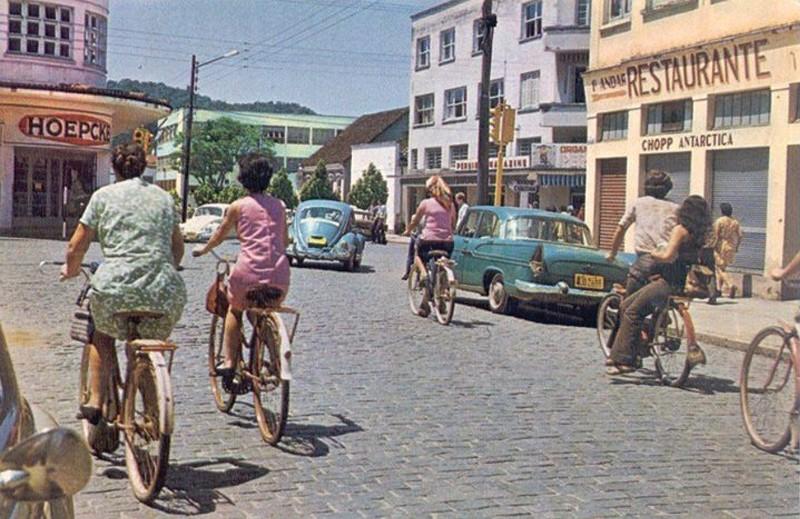 Figura 3: Rua Mario Lobo, em Joinville, no final da década de 60. As bicicletas começam a perder espaço para os carros.