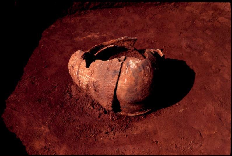 A urna do contexto funerário VI, antes mesmo de ser escavada, fora retirada pelos moradores locais, sendo que a tampa e o esqueleto que afirmavam haver em seu interior foram perdidos (Pallestrini,
