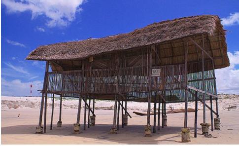 Vendo uma casa de praia, com vista para o mar, sendo uma unidade por andar.