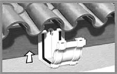 2 2) Marque os pontos para fixação da calha e das conexões: Em beiral com testeira: para fixar a calha na testeira utilize os suportes de PVC e as conexões,