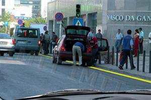 Sim, mas apenas porque se trata de um veículo ligeiro de mercadorias. Sim, porque se trata de um veículo afeto ao transporte de mercadorias perigosas.