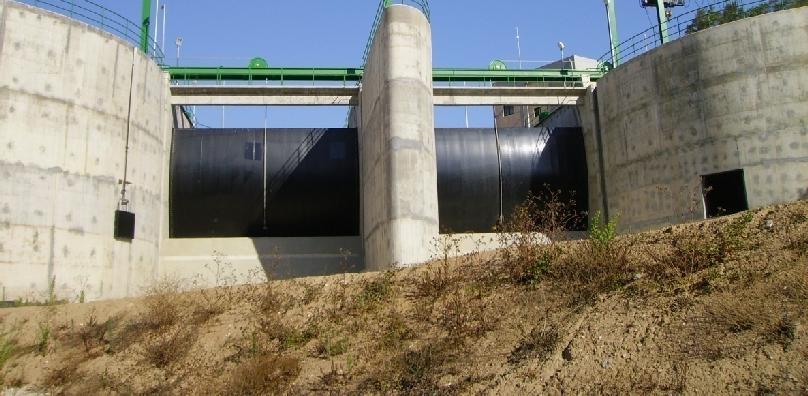 Descarregador de Cheias Construído na direita, é do margem tipo frontal com dois vãos equipados com