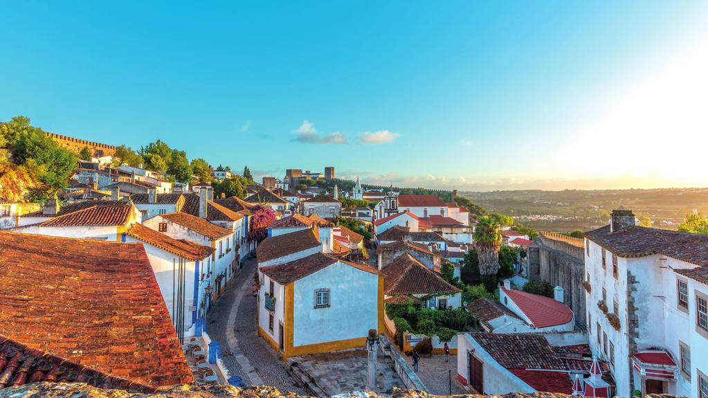 ARQUITECTURA POPULAR CENTRO CASA SALOIA Na península de Lisboa existe habitualmente a construção saloia, caracterizada pelos telhados mouriscos de quatro águas e paredes rebocadas e pintadas de