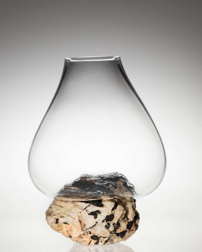 Vaso QUARTZO E TURMALINA, 2017 Vidro soprado, cristal quartzo com trumalina Vaso QUARTZO E TURMALINA, 2017 Vidro soprado, cristal quartzo com trumalina Dimensão*: