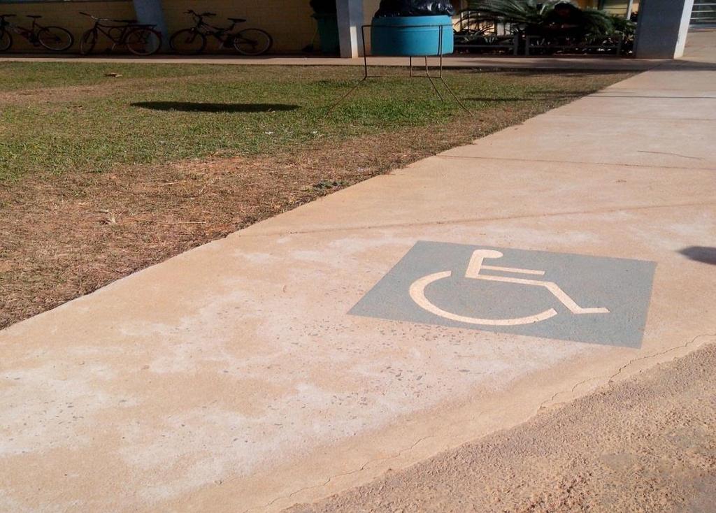 Acesso físico de pessoas com deficiências à instituições públicas educacionais 80 Figura 4 Vaga normatizada para deficientes na IFE-A.