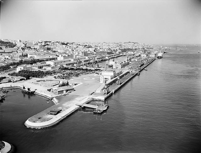 Grupo III 5. Num determinado local do porto de Lisboa, foi medida a altura da água durante um período de 12 horas, com início às 7 horas de um determinado dia.