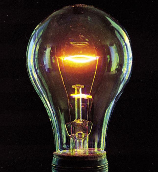 O árgon é um gás inerte usado no interior das lâmpadas para retardar a vaporização do filamento. Uma lâmpada contendo árgon a 1,20 atm a 18 0 C foi aquecida a 85 0 C, a volume constante.