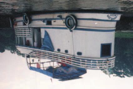 51 As fotos da figura 2.18 mostram as embarcações utilizadas para acessar à comunidade: uma voadeira com motor de 40 HP e um barco de médio porte.