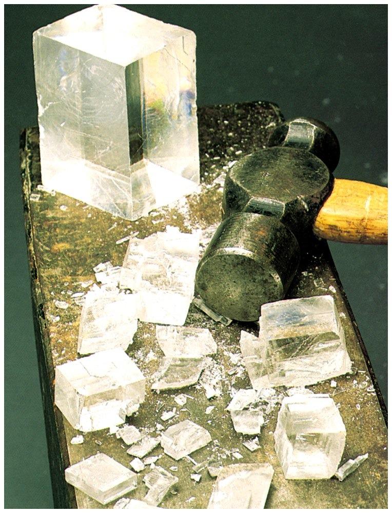 Estrutura cristalina Quando um mineral cristaliza, os átomos ou íons agrupam-se em proporções adequadas para formar uma
