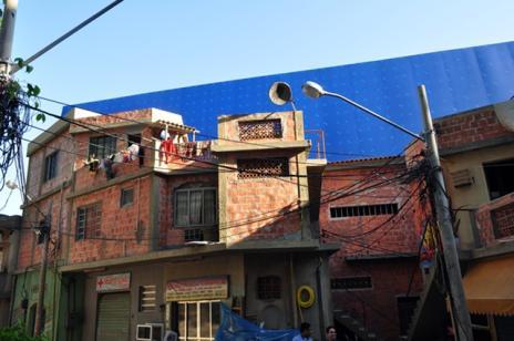 Fig. 76: A favela fictícia com a tela azul de Chroma Key para inserção das imagens reais no fundo. Fonte: internet. Fig.