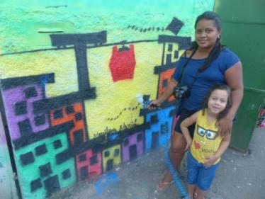 Favela Arte, quadros, pintados pelas crianças, eram vendidos na barraca do Cléber, para os turistas.