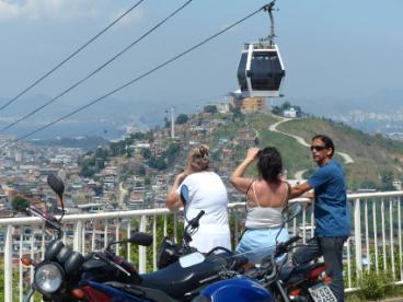 Considero interessante registrar que alguns comportamentos do turista, no alto das Palmeiras ou em favelas turísticas cariocas - e na Comuna 01 de
