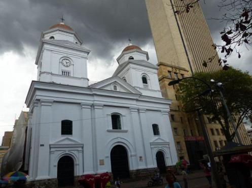 tempos coloniais. Era a principal igreja de Medellín, tendo sido, inclusive, Catedral da Arquidiocese da cidade. Figs. 221, 222 e 223: Fig. 221, a fachada frontal da Basílica.