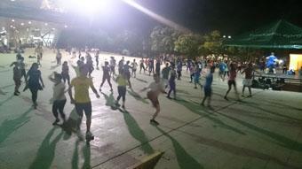 Figs. 249 e 250: moradores praticando a ginástica aeróbica no Parque de los Deseos. Fonte: fotos do autor, 2015.