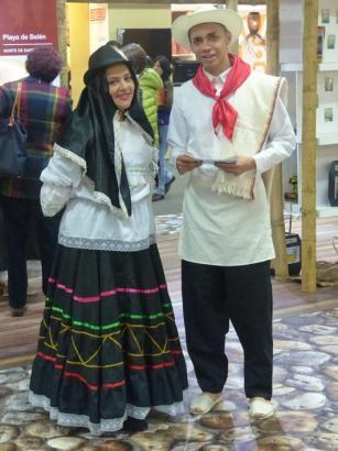 Nas fotos aparecem figurantes com os trajes tradicionais da Antioquia e Cundinamarca (a