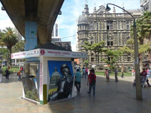 266 e 267: Posto de informações turísticas na Praça Botero, centro de Medellín.