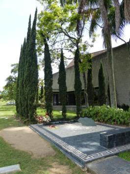 Figs. 279 e 280: Local dos túmulos da família Escobar no cemitério Montesacro e lápide de Pablo. Fonte: fotos do autor, 2015.
