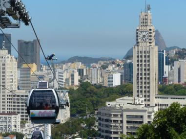 Figs. 50 e 51: Imagens do Teleférico da Providência com uma das estações ao fundo na Figura 38. Fonte: Fotos do Autor, 2015. Fig. 52: Imagem do teleférico de Caracas, Venezuela.
