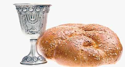 TomaM-se dois pães (chalot) e recita-se a bênção: Baruch Atá Ado-nai Elo-hênu Mélech Haolam Hamotzi Lechem Min Haaretz. fazes surgir o pão da terra.