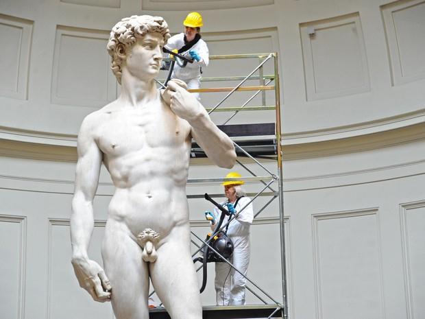 'Davi', de Michelangelo, demanda limpeza de R$ 80 mil a cada 2 meses 02/03/2016 A manutenção de "Davi" e de outras obras de Michelangelo que estão na Galeria da Academia de Belas Artes de Florença é