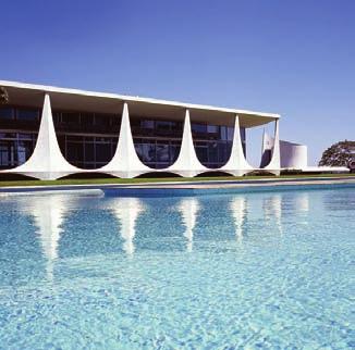 n ciuda op]iunilor sale politice, Niemeyer este chemat \n Statele Unite \n 1947, ca membru al echipei de arhitec]i care urma s` proiecteze sediul Organiza]iei Na]iunilor Unite din New York.