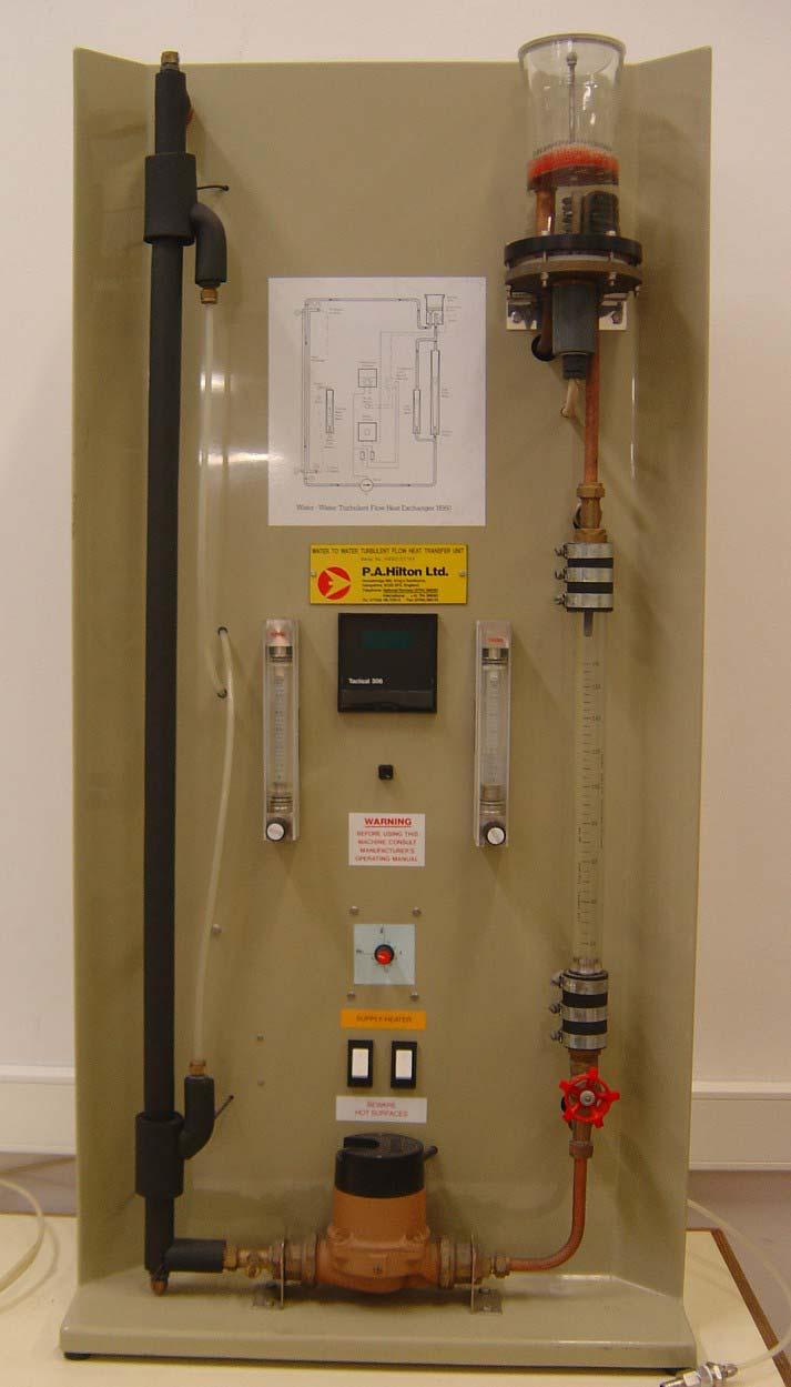 O caudal de água fria é controlado através de uma válvula e medido com o auxílio de um rotâmetro cuja gama de medida se situa entre 4 e 50 g/s.