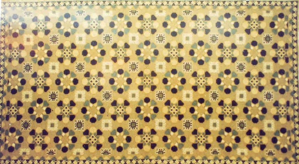 Referência: 1028 Século XVIII-XIX Assemelhando-se a um painel de azulejos, os motivos repetem-se geométrica e simetricamente ao longo de todo o campo, sobre fundo amarelo. Ricardo Dim: C.