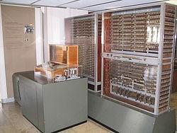 Z3 Réplica do Zuse Z3 no Deutsches Museum em Munique - Wikipedia Primeiro computador programável (Berlim,1941).