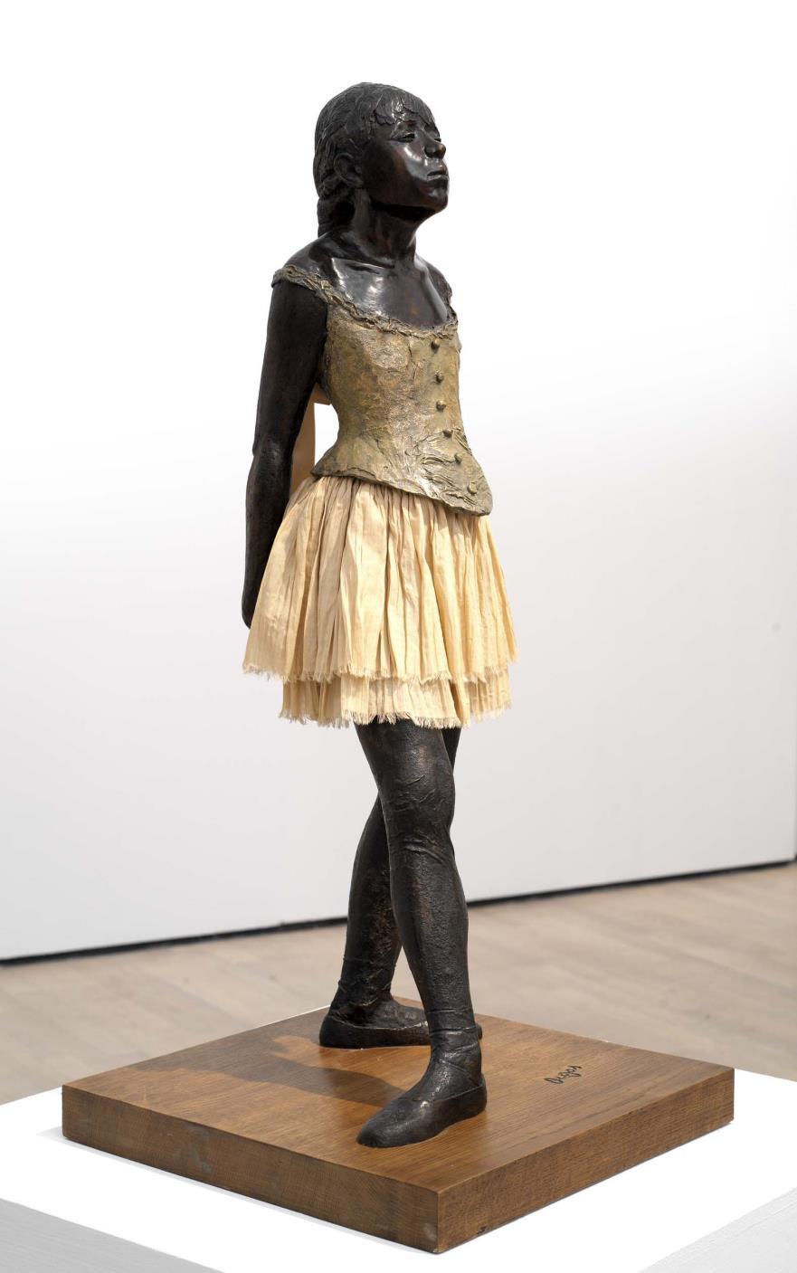 A pequena dançarina de 14 anos, Degas esculpiu essa figura em