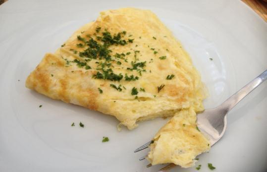 Omelete Fit 3 Claras; 1 Gema; 1 colher (sopa) de Requeijão 0% gordura; Cheiro Verde á gosto; Cebolinha; Sal á gosto. Com um garfo, bata as claras em neve.
