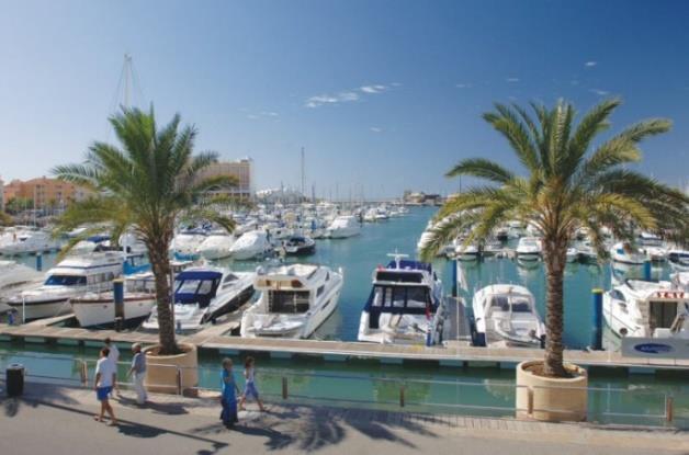 elegante Marina de Vilamoura, do seu famoso Casino e do conjunto de magníficas praias em seu redor.