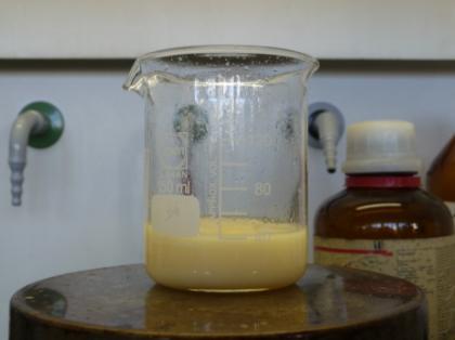 Retirar a mistura anterior do banho, adicionar 5,8 ml de acetofenona e 5,1