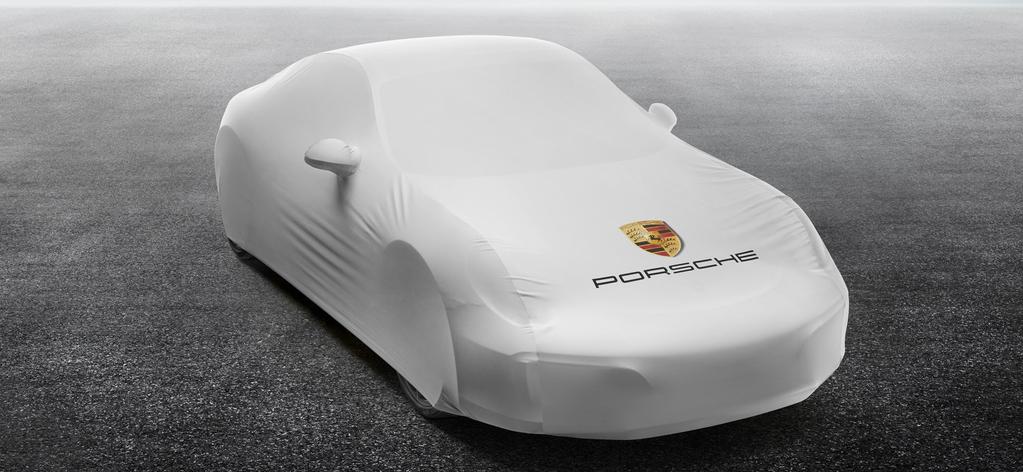 Com o brasão da Porsche colorido e a inscrição PORSCHE.