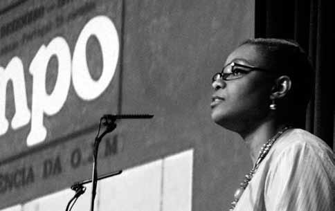 ALCINDA HONWANA, ANTROPOLOGIA, p77 Foto: Joana Barros Alcinda Honwana durante a sua aula inaugural na Open University, 2007 «com as suas próprias pronúncias, adaptando as palavras à sua própria