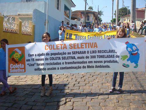 Após a triagem do material reciclável e prensagem do mesmo em fardos de 200kg cada, este