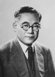 sobre motor de combustão interna; Em 1932 Kiichiro funda a divisão da Toyoda Automatic Loom Works; Em 1937 Kiichiro consegue produzir o primeiro protótipo de automóvel e