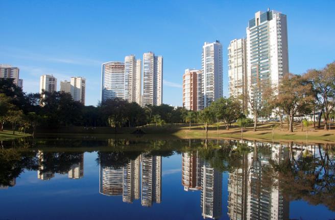 Goiânia São Paulo (Guarulhos) a partir das 05:30 da manhã Goiânia (GYN) Quatro frequências diárias diretas ligando o aeroporto de Goiânia Santa Genoveva (GYN) com os aeroportos internacionais de