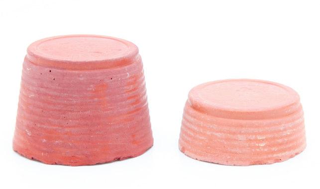 50 ml 25 ml Figura 40: Imagem dos blocos de concreto cromático produzidos com os pigmentos Hematita Comercial e Hematita DAM.